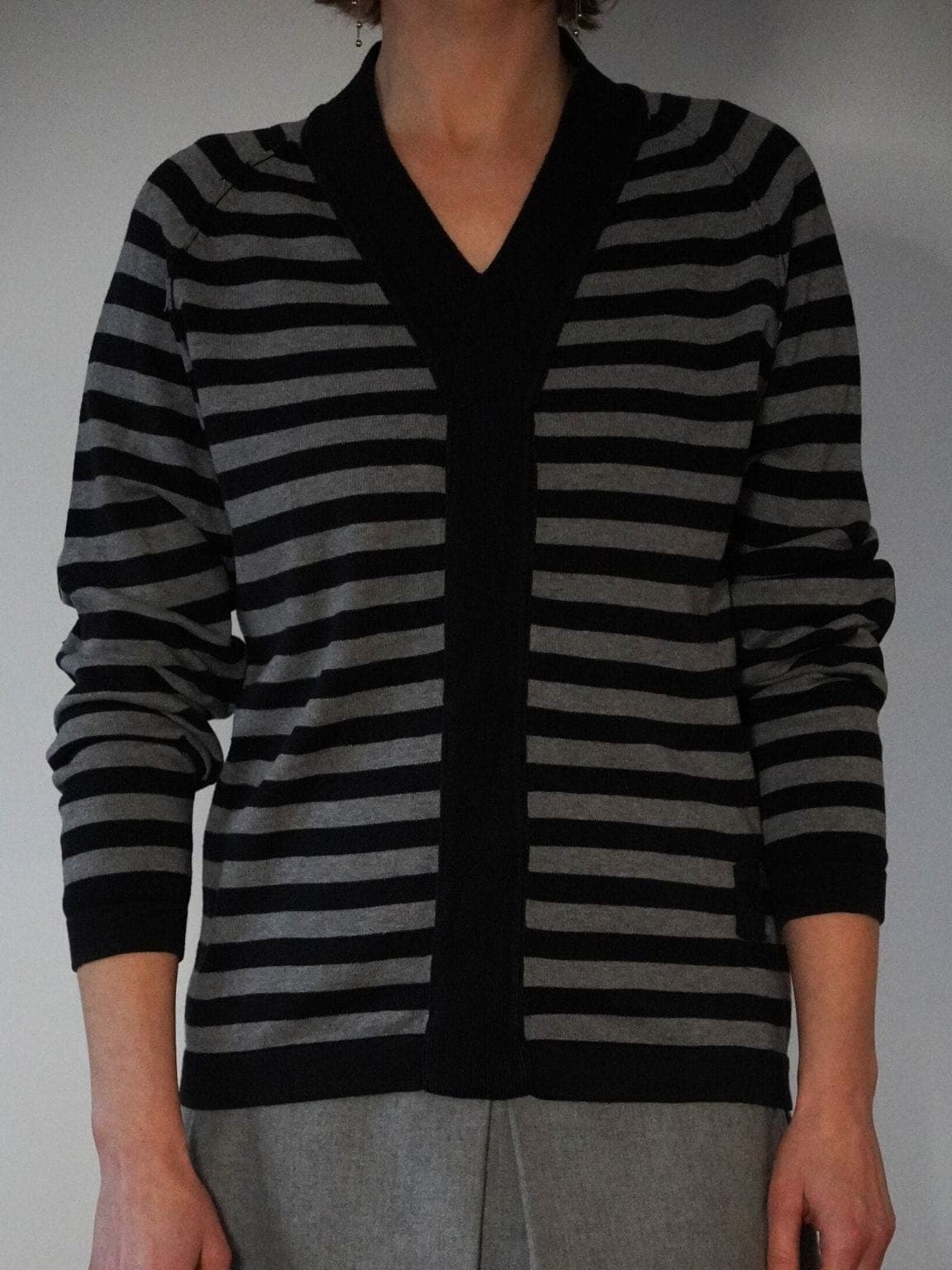 Bawełniany sweterek v-neck w paski