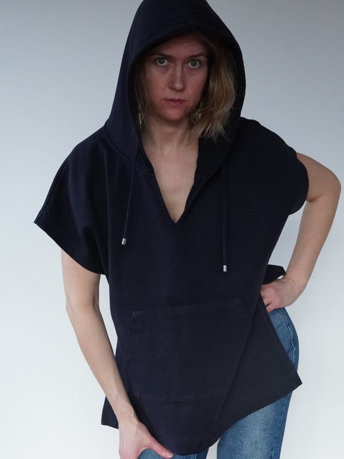 Bluza bezrękawnik z kapturem