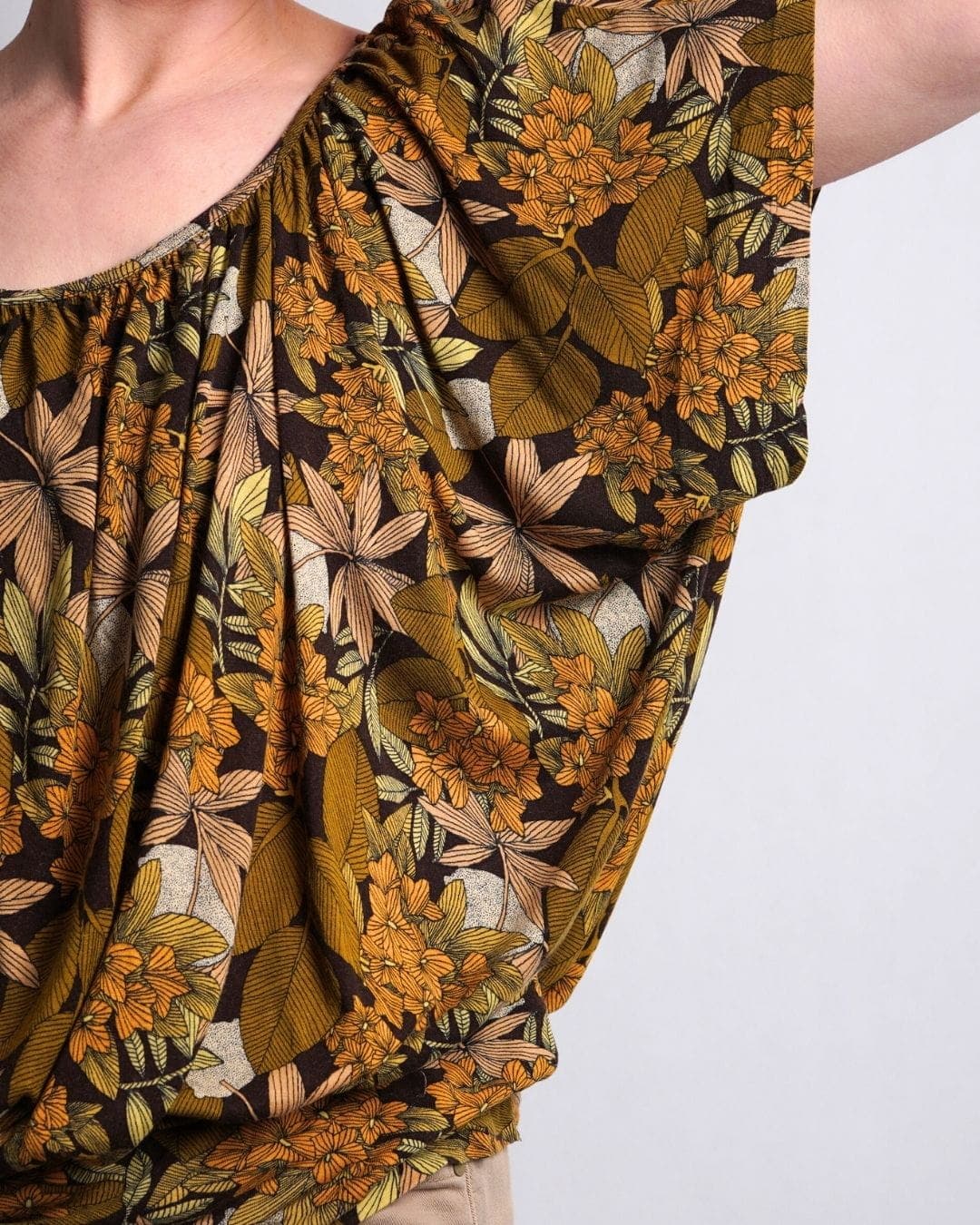 Drapująca się bluzka w stylizowany retro kwiatowy print