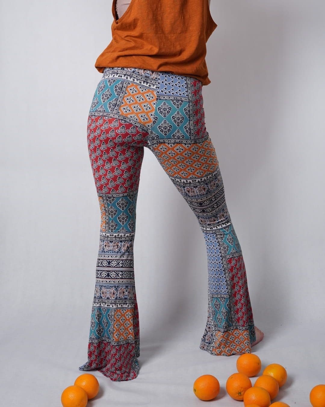 Rozszerzane wzorzyste legginsy TOPSHOP (S)
